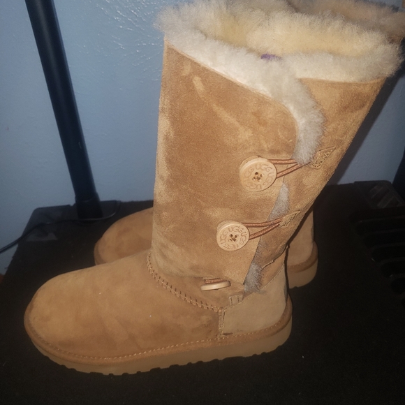 UGG #1962 Women's  Sz 4 Bailey Button Camel Brown Leather Sheepskin Lined Boots - Picture 4 of 6